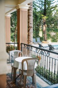 einen Tisch und zwei Stühle auf dem Balkon in der Unterkunft Hotel Brisa in Punta Cana