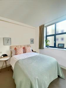 En eller flere senge i et værelse på Spacious Liverpool Street Apartment - 100sqm