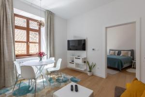 un soggiorno bianco con letto e tavolo di Apartment Nikola 4* a Zagabria