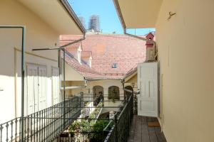 un vicolo tra due edifici con un tetto di Apartment Nikola 4* a Zagabria