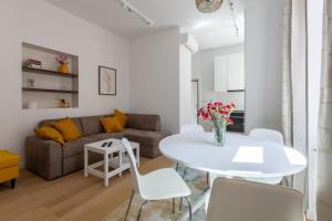 un soggiorno con un tavolo bianco e un divano di Apartment Nikola 4* a Zagabria Altre 15 foto