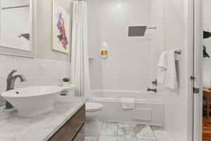 Koupelna v ubytování Upscale 3 Bed 2 Bath Private Home in Uptown New Orleans! Close to Magazine Street, Universities, & French Quarter