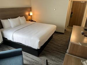 Postel nebo postele na pokoji v ubytování Quality Inn Kodiak