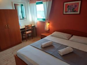 1 dormitorio con 1 cama con 2 almohadas en Accomodation Suran, en Rovinj