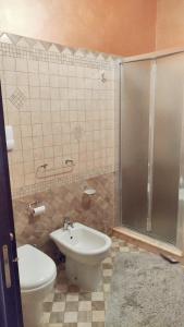 Ванна кімната в One bedroom apartement with furnished balcony and wifi at Montagnareale 5 km away from the beach