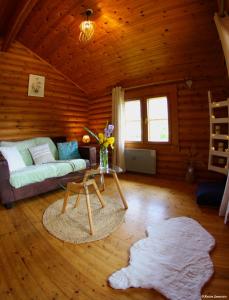 阿戈斯维达洛斯Camping écovillage Soleil du Pibeste的带沙发和桌子的客厅