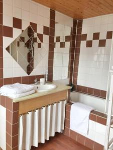 a bathroom with a sink and a bath tub at Appartement d'une chambre avec vue sur la mer et wifi a Granville in Granville