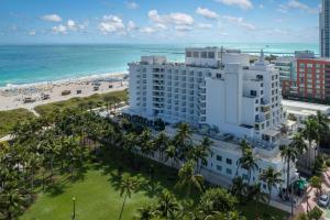 een luchtzicht op een hotel en het strand bij Marriott Stanton South Beach in Miami Beach