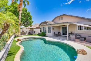 Πισίνα στο ή κοντά στο Private Pool and Patio Home in Surprise!