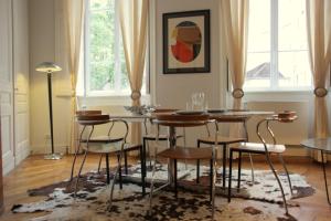 a dining room with a table and chairs at Appart' Fleurieu in Lyon