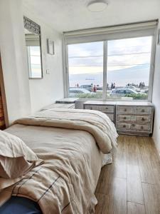 1 Schlafzimmer mit 2 Betten und einem großen Fenster in der Unterkunft Departamento Frente al Mar in Viña del Mar