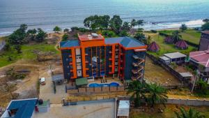 eine Luftaufnahme eines Gebäudes neben dem Meer in der Unterkunft Hôtel TAZ PLUS in Kribi