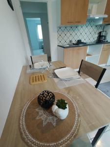 een eettafel met een tafelkleed en een kom bij appartement 2 Pièces in Limoges +4 foto's