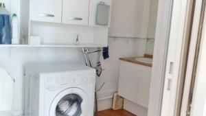 a laundry room with a washing machine and a sink at Appartement d'une chambre avec jardin clos et wifi a Carentan les Marais in Carentan