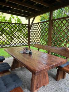 una mesa de picnic de madera con 2 bancos en un cenador en Bella Mura Nature House I26, en Podčetrtek