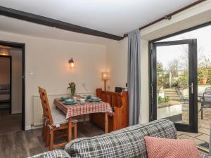 un salon avec une table et un canapé dans l'établissement Warren Cottage, à Sidmouth