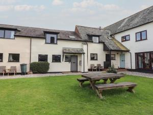 - une table de pique-nique dans la cour d'une maison dans l'établissement Warren Cottage, à Sidmouth