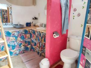 ein Bad mit einem WC und einem Waschbecken in der Unterkunft One bedroom apartement with enclosed garden and wifi at Estinnes 