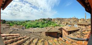 vistas a una ciudad con edificios y tejados en I Merli di Ada, en Siena