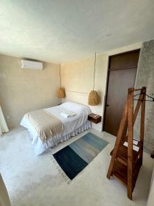 een slaapkamer met een bed en een ladder erin bij La Calita de Teques in Tequesquitengo