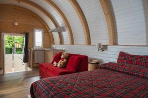 A seating area at Glamping Villaggio Parco Dei Castagni 4 stelle