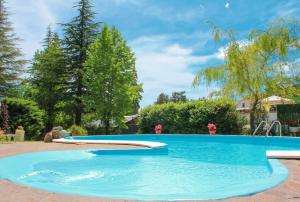 una gran piscina en un patio con árboles en Cuccaro Club - Val di Vara e Cinque Terre en Rocchetta di Vara