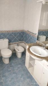 uma casa de banho com um WC, um bidé e um lavatório. em 3 bedrooms apartement at Arrecife 800 m away from the beach with balcony and wifi em Arrecife