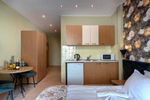 1 dormitorio con 1 cama y cocina con mesa en Hotel Avenue, en Sunny Beach