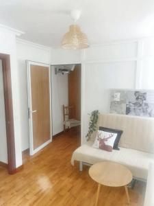 A seating area at One bedroom apartement with city view shared pool and wifi at Belmonteb