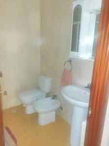 A bathroom at One bedroom apartement with city view shared pool and wifi at Belmonteb