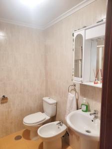 Kopalnica v nastanitvi One bedroom apartement with city view shared pool and wifi at Belmonteb
