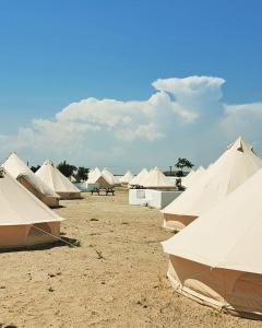 eine Gruppe von Zelten im Sand in der Unterkunft Faleza23 in Olimp