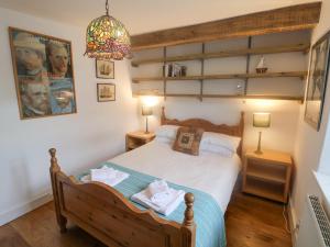 En eller flere senge i et værelse på Coombe Street Cottage