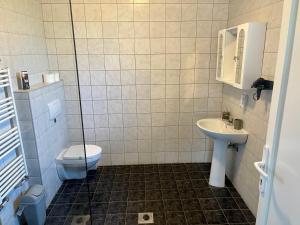A bathroom at Airport Jazmin Guesthouse