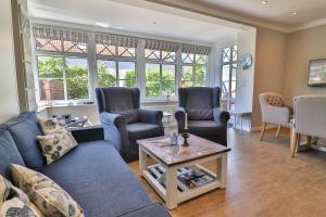 ein Wohnzimmer mit 2 Sofas und einem Tisch in der Unterkunft Bi'n Eekboom in Langeoog