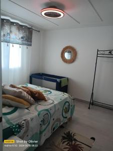 kaz'manou في سانت بندويت: غرفة نوم بسرير في غرفة