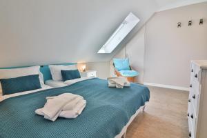 ein Schlafzimmer mit einem großen Bett mit Handtüchern darauf in der Unterkunft Bi'n Eekboom in Langeoog