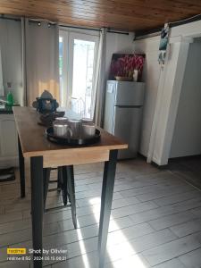 uma cozinha com uma mesa com panelas e frigideiras em kaz'manou em Saint-Benoît