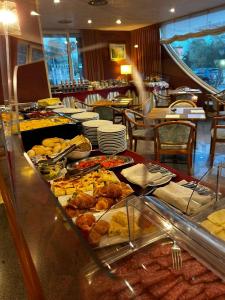 una linea a buffet con molti tipi di cibo diversi di Hotel Maja a Pescara