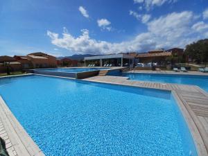 Bazén v ubytování Apt 91, T2 à LECCI avec piscines, proche plage nebo v jeho okolí