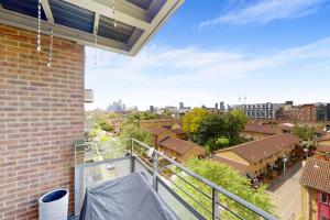a balcony with a view of the city at Lovely Apartment with Balcony - 3 min to Station in London