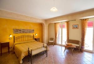 ポッツァッロにあるSikania Suiteの黄色の壁のベッドルーム1室