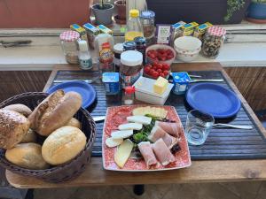 Φαγητό σε αυτό το δωμάτιο σε οικογενειακή κατοικία ή κάπου εκεί κοντά +5 φωτογραφίες