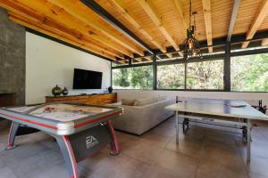 Μια τηλεόραση ή/και κέντρο ψυχαγωγίας στο Casa Retiro: With pool and garden in Avándaro