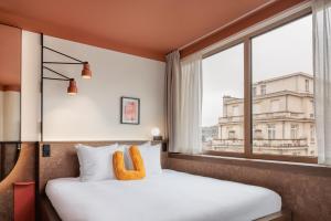 een hotelkamer met 2 bedden en een raam bij The Usual Brussels in Brussel