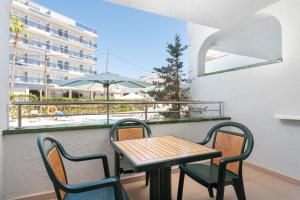 - Balcón con mesa y sillas en Hotel Vista Park en Can Picafort