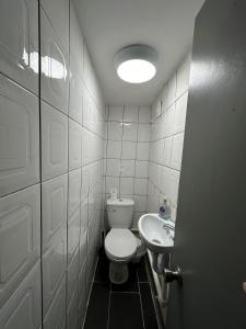 een kleine badkamer met een toilet en een wastafel bij Ivy House Hotel in Londen