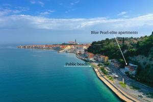 widok z powietrza na niebieskie perłowe elite apartamenty i publiczną plażę w obiekcie Blue Pearl Elite Apartments w mieście Piran