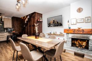 瓦爾圖爾嫩凱的住宿－La Casa di Costanza，一间带桌子和壁炉的用餐室
