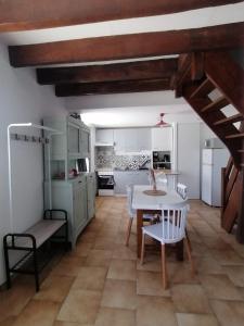 eine Küche und ein Esszimmer mit Tisch und Stühlen in der Unterkunft MA SOLOGNE,ZOO BEAUVAL,CHATEAUX DE LA LOIRE,GOLF in Sassay